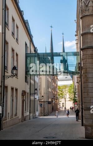 Blick entlang der Rue de l'AEU in Richtung Kathedrale Notre-Dame im historischen Zentrum von Luxemburg-Stadt. Stockfoto