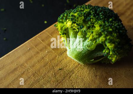 Gefrorene grüne Brokkoli-Blüten auf dunklem Hintergrund Closup Stockfoto