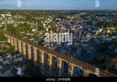 Morlaix (Bretagne, Nordwestfrankreich): Überblick über die Stadt bei Sonnenuntergang, mit dem Eisenbahnviadukt aus dem 19th. Jahrhundert im Herzen von Th Stockfoto