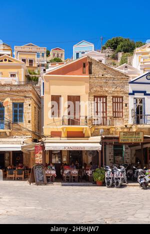 SYMI, Griechenland - 15 Mai, 2018: die schöne Architektur der Insel Symi. Griechenland Stockfoto