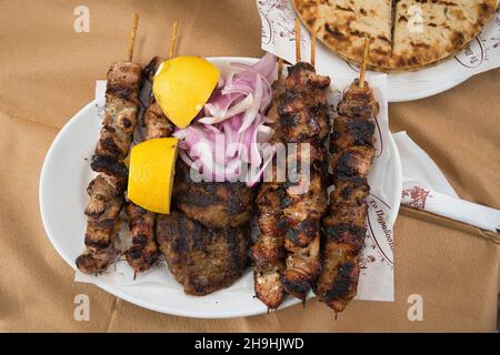 Traditionelles handgemachtes Souvlaki, saftiges Schweinefleisch gut gekocht in griechischer Taverne, Larissa 12-6-2021 Stockfoto