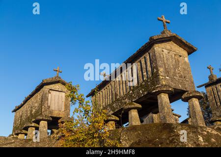 Altes traditionelles Horreo espigueiro-Getreidespeicher in Soajo, Arcos de Valdevez, Viana do Castelo, Portugal, Europa Stockfoto