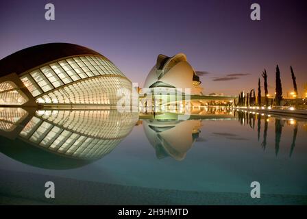 VALENCIA, SPANIEN - 08. Okt 2009: Valencias berühmtes L'Hemisferic- und Opernhaus in der Stadt der Künste und Wissenschaften in der Abenddämmerung, Spanien - Katalonien Stockfoto