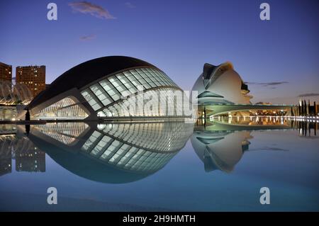 VALENCIA, SPANIEN - 08. Okt 2009: Valencias berühmtes L'Hemisferic- und Opernhaus in der Stadt der Künste und Wissenschaften in der Abenddämmerung, Spanien - Katalonien Stockfoto