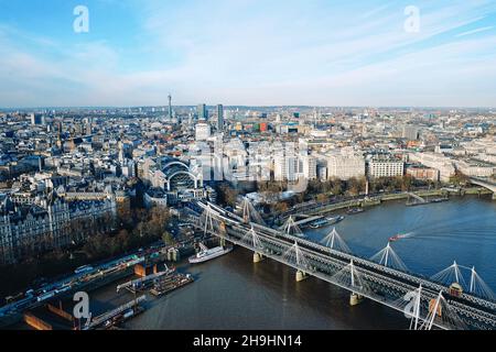 Blick auf den Bahnhof Charing Cross. Hungerford Bridge, City of Westminster, Großbritannien. Stockfoto