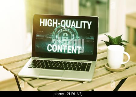 Text zeigt Inspiration Hochwertige Inhalte. Business Approach Website ist nützlich informativ fesselnd für das Publikum Laptop auf Einem Tisch neben ruhen Stockfoto