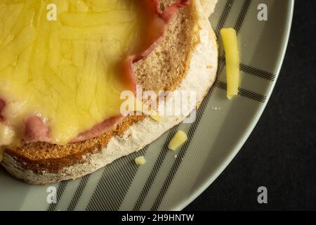Heißes Schinken- und Cheddar-Käse-Sandwich aus der Nähe