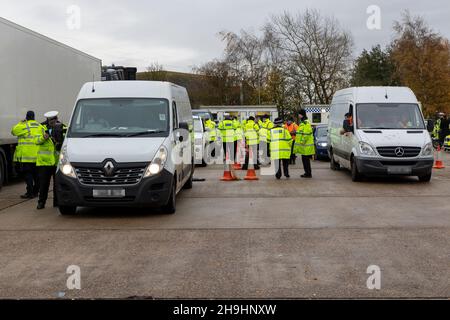 Ipswich, Suffolk. 7th. Dezember 2021. Operation Alliance - die Polizei des Seven Force Collaboration Area (7F) sowie Beamte der DVSA, DVLA, Suffolk Trading Standards, des Umweltbundesamtes und der GLAA zielen heute auf Kriminelle, die das Straßennetz in einem geplanten Einsatz in Ipswich nutzen. Kredit: Ricci Fothergill/Alamy Live Nachrichten Stockfoto