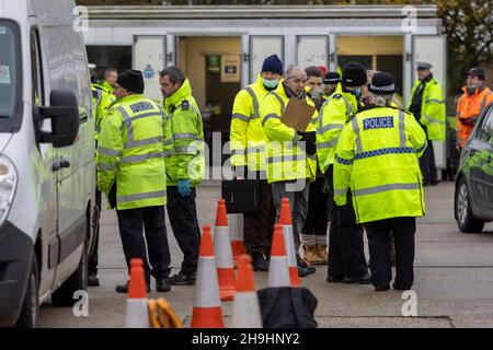 Ipswich, Suffolk. 7th. Dezember 2021. Operation Alliance - die Polizei des Seven Force Collaboration Area (7F) sowie Beamte der DVSA, DVLA, Suffolk Trading Standards, des Umweltbundesamtes und der GLAA zielen heute auf Kriminelle, die das Straßennetz in einem geplanten Einsatz in Ipswich nutzen. Kredit: Ricci Fothergill/Alamy Live Nachrichten Stockfoto