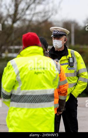 Ipswich, Suffolk. 7th. Dezember 2021. Operation Alliance - die Polizei des Seven Force Collaboration Area (7F) sowie Beamte der DVSA, DVLA, Suffolk Trading Standards, des Umweltbundesamtes und der GLAA zielen heute auf Kriminelle, die das Straßennetz in einem geplanten Einsatz in Ipswich nutzen. Kredit: Ricci Fothergill/Alamy Live Nachrichten Stockfoto