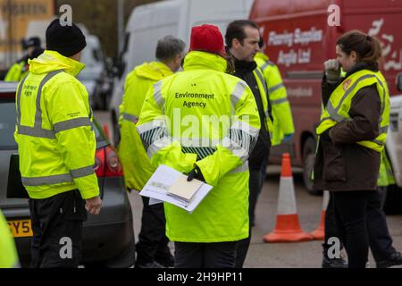 Ipswich, Suffolk. 7th. Dezember 2021. Operation Alliance - die Polizei des Seven Force Collaboration Area (7F) sowie Beamte der DVSA, DVLA, Suffolk Trading Standards, des Umweltbundesamtes und der GLAA zielen heute auf Kriminelle, die das Straßennetz in einem geplanten Einsatz in Ipswich nutzen. Kredit: Ricci Fothergill/Alamy Live Nachrichten Stockfoto