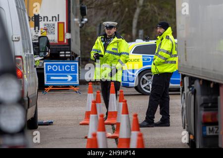 Ipswich, Suffolk. 7th. Dezember 2021. Operation Alliance - die Polizei des Seven Force Collaboration Area (7F) sowie Beamte der DVSA, DVLA, Suffolk Trading Standards, des Umweltbundesamtes und der GLAA zielen heute auf Kriminelle, die das Straßennetz in einem geplanten Einsatz in Ipswich nutzen. Kredit: Ricci Fothergill/Alamy Live Nachrichten Stockfoto