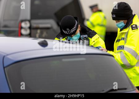 Ipswich, Suffolk. 7th. Dezember 2021. Operation Alliance - die Polizei des Seven Force Collaboration Area (7F) sowie Beamte der DVSA, DVLA, Suffolk Trading Standards, des Umweltbundesamtes und der GLAA zielen heute auf Kriminelle, die das Straßennetz in einem geplanten Einsatz in Ipswich nutzen. Kredit: Ricci Fothergill/Alamy Live Nachrichten Stockfoto