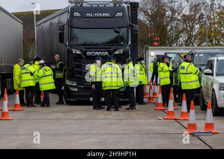 Ipswich, Suffolk. 7th. Dezember 2021. Operation Alliance - die Polizei des Seven Force Collaboration Area (7F) sowie Beamte der DVSA, DVLA, Suffolk Trading Standards, des Umweltbundesamtes und der GLAA zielen heute auf Kriminelle, die das Straßennetz in einem geplanten Einsatz in Ipswich nutzen. Kredit: Ricci Fothergill/Alamy Live Nachrichten Stockfoto