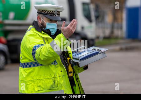 Ipswich, Suffolk. 7th. Dezember 2021. Operation Alliance - die Polizei des Seven Force Collaboration Area (7F) sowie Beamte der DVSA, DVLA, Suffolk Trading Standards, des Umweltbundesamtes und der GLAA zielen heute auf Kriminelle, die das Straßennetz in einem geplanten Einsatz in Ipswich nutzen. Kredit: Ricci Fothergill/Alamy Live Nachrichten Stockfoto