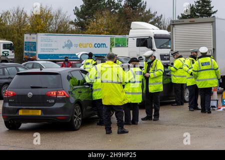 Ipswich, Suffolk. 7th. Dezember 2021. Operation Alliance - die Polizei des Seven Force Collaboration Area (7F) sowie Beamte der DVSA, DVLA, Suffolk Trading Standards, des Umweltbundesamtes und der GLAA zielen heute auf Kriminelle, die das Straßennetz in einem geplanten Einsatz in Ipswich nutzen. Kredit: Ricci Fothergill/Alamy Live Nachrichten Stockfoto