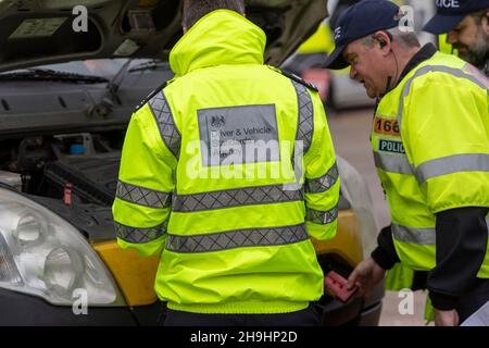 Ipswich, Suffolk. 7th. Dezember 2021. Operation Alliance - die Polizei des Seven Force Collaboration Area (7F) sowie Beamte der DVSA, DVLA, Suffolk Trading Standards, des Umweltbundesamtes und der GLAA zielen heute auf Kriminelle, die das Straßennetz in einem geplanten Einsatz in Ipswich nutzen. Kredit: Ricci Fothergill/Alamy Live Nachrichten Stockfoto