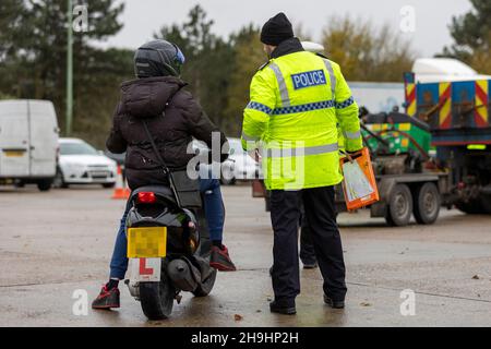 Ipswich, Suffolk. 7th. Dezember 2021. Operation Alliance - die Polizei des Seven Force Collaboration Area (7F) sowie Beamte der DVSA, DVLA, Suffolk Trading Standards, des Umweltbundesamtes und der GLAA zielen heute auf Kriminelle, die das Straßennetz in einem geplanten Einsatz in Ipswich nutzen. Kredit: Ricci Fothergill/Alamy Live Nachrichten Stockfoto