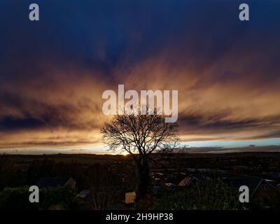 Die Sonne untergeht in einer Pause in den Wolken des Sturms Barra über der Horbury Bridge, von Wakefield, West Yorkshire aus gesehen. Stockfoto