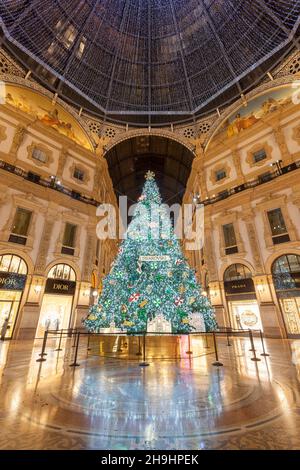 Mailand, Italien - 7. Dezember 2021: Nächtliche Straßenansicht von Mailand mit weihnachtlichen Dekorationen auf der Piazza del Duomo. Stockfoto