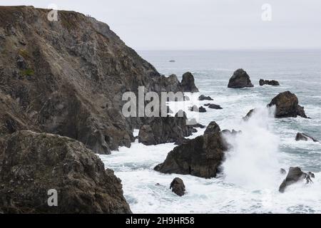 Wellen, die bei Bodega Head in Kalifornien gegen Felsen krachen. Stockfoto