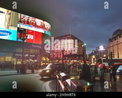 Ein regnerischer Piccadilly Circus bei Nacht: Eines von einer Serie von Londoner Bildern, die mit dem iPhone aufgenommen und verarbeitet wurden Stockfoto