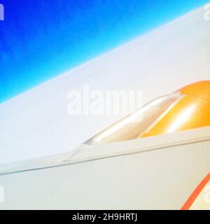 Blick von einem Easyjet Flugzeug im Flug (Aus einer Reihe von Bildern, die mit dem aufgenommen und verarbeitet wurden IPhone) Stockfoto