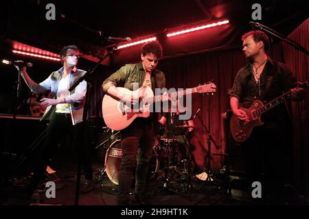 Die Dunwells treten live auf der Bühne in Borderline auf Stockfoto