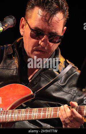 Richard Hawley Headliner beim No Direction Home Festival, obwohl er einige Wochen vor dem Gig ein Bein gebrochen hat. Hawley, der aus dem nahe gelegenen Sheffield stammt, bestand trotz seiner Verletzung darauf, seine Leistung zu erbringen Stockfoto