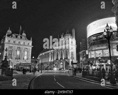 Eine Schwarz-Weiß-Ansicht des Piccadilly Circus in London bei Nacht, ein Bild, das mit der HDR Pro App aufgenommen und in Snapseed verarbeitet wurde (Teil einer Reihe von experimentellen Bildern, die auf dem iPhone aufgenommen und verarbeitet wurden) Stockfoto