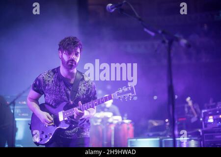 Yannis Philippakis von Foals spielt live auf der Bühne in der Royal Albert Hall in London. Stockfoto