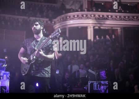 Yannis Philippakis von Foals spielt live auf der Bühne in der Royal Albert Hall in London. Stockfoto