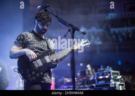 Yannis Philippakis von Foals spielt live auf der Bühne in der Royal Albert Hall in London. Stockfoto