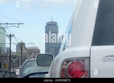 Der Prudential Tower von Boston ist durch den Verkehr auf der Commonwealth Avenue in Boston sichtbar Stockfoto