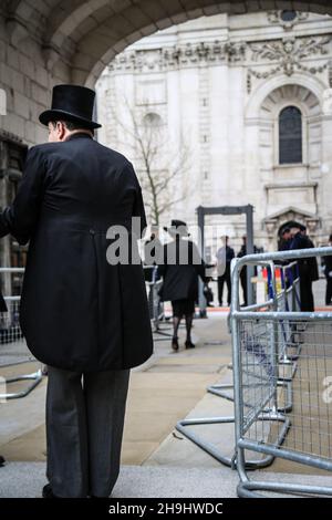 Die Gäste gehen auf dem Paternoster Square durch die Sicherheitskontrolle, bevor Baroness Margaret Thatcher's Funeral im Zentrum von London kommt Stockfoto