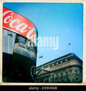 Die ikonischen digitalen Displays im Piccadilly Circus, London, zeigen eine Coca-Cola-Werbung (ein Bild, das mit Hipstamatic als Teil einer Reihe von experimentellen Bildern aufgenommen und auf dem iPhone verarbeitet wurde) Stockfoto