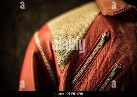 Ein Detail aus Michael Jacksons roter Jacke, das in seinem Beat IT-Video in der Hard Rock Couture-Show gezeigt wurde, das beim Hard Rock Calling Festival im Londoner Olympic Park vom Hard Rock Cafe vorgeführt wurde, bevor es zu einer landesweiten Tour ging Stockfoto