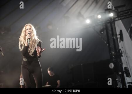 Iamamiwhoami ((aka Jonna Lee) live auf der Bühne im Rahmen des Latitude 2013 Festivals in Suffolk, England Stockfoto