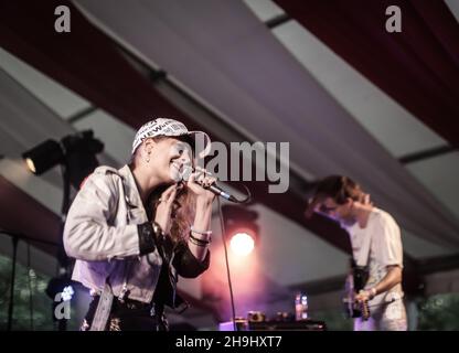 Samantha Urbani von der Brooklyn-Band Friends, die live auf der iARENA-Bühne im Rahmen des Latitude 2013 Festivals in Suffolk, England AUFTRAT ANMERKUNG DER REDAKTION: Dieses Bild wurde mit einer Bildbearbeitungssoftware verarbeitet Stockfoto