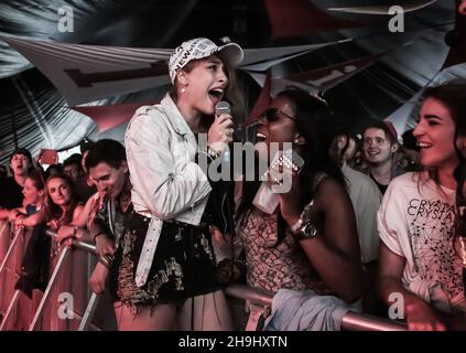 Samantha Urbani von der Brooklyn-Band Friends, die live auf der iARENA-Bühne im Rahmen des Latitude 2013 Festivals in Suffolk, England AUFTRAT ANMERKUNG DER REDAKTION: Dieses Bild wurde mit einer Bildbearbeitungssoftware verarbeitet Stockfoto