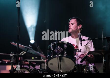 Geoff Barrow of BEAK (ebenfalls von Portishead) tritt im Rahmen des Greenman 2013 Festivals in Glanusk, Südwales, live auf der Bühne auf Stockfoto