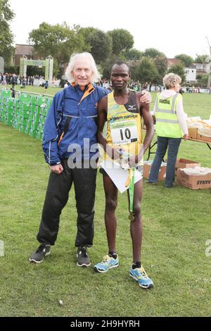 Matthew Kimitaie, der Sieger des Ealing Halbmarathons 2013, mit dem Run-Fast Team Director Peter McHugh de Clare Stockfoto