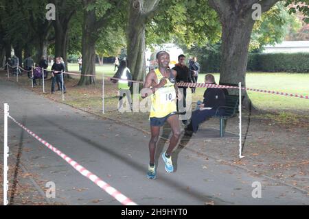 Matthew Kimitaie, der Sieger des Ealing Halbmarathons 2013 Stockfoto