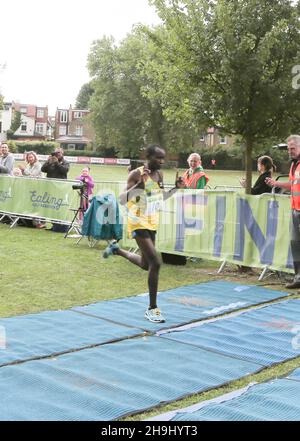 Matthew Kimitaie, der Sieger des Ealing Halbmarathons 2013 Stockfoto