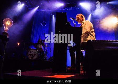 **EXKLUSIV** Tom Odell live auf der Bühne bei O2 Shepherds Bush Empire am zweiten Abend seiner ausverkauften Shows Stockfoto