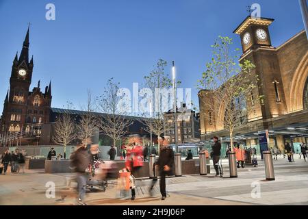 Allgemeiner Blick auf die Bahnhöfe St. Pancras und Kings Cross nach der kürzlichen Renovierung Stockfoto