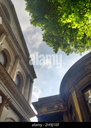 Detail der St. George's Church in Bloomsbury, einer der Londoner Kirchen von Nichola Hawksmoor (Teil einer Serie von Bildern, die Richard Gray, Gewinner des Terry O'Neill Awards, auf dem iPhone aufgenommen und verarbeitet hat) Stockfoto