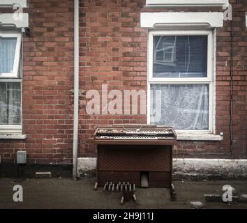 Eine verlassene Orgel in einer Straße in Luton (Teil einer Serie von Bildern, die auf dem iPhone vom Gewinner des Terry O'Neill Award Mobile Kategorie, Richard Gray, aufgenommen und verarbeitet wurden) Stockfoto