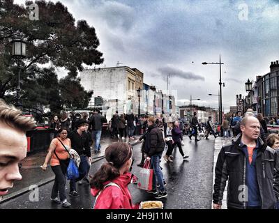 Eine Szene aus der Camden-Straße in London (Teil einer Serie von Bildern, die auf dem iPhone vom Gewinner des Terry O'Neill Award für Mobilgeräte, Richard Gray, aufgenommen und verarbeitet wurden) Stockfoto