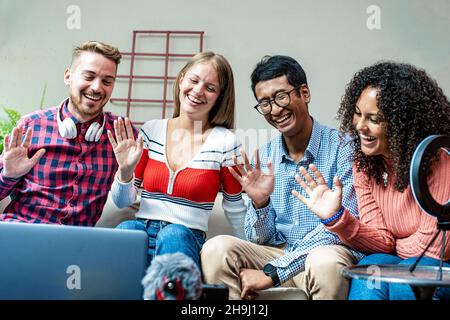 Modernes Lifestyle-Konzept mit intelligenter Millennial-Person, die Spaß beim Vlogging von Live-Feeds in sozialen Netzwerken hat, und jungen, glücklichen Freunden, die Inhalte auf teilen Stockfoto